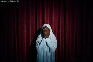LensCulture肖像奖2018年度获奖结果
系列照片组：二等奖《博科圣地给她们绑了自杀炸弹》
美国摄影师：Adam Ferguson