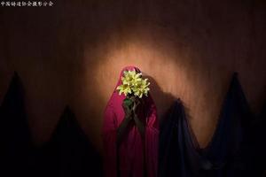 LensCulture肖像奖2018年度获奖结果
系列照片组：二等奖《博科圣地给她们绑了自杀炸弹》
美国摄影师：Adam Ferguson