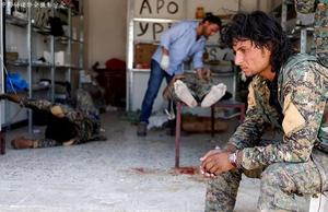 当地时间2017年6月28日，叙利亚拉卡，一名“叙利亚民主力量”士兵陪着受伤的战友。