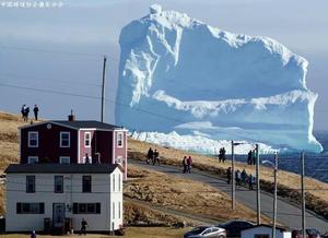 当地时间2017年4月16日，加拿大纽芬兰，民众围观当季第一块冰山经过南岸。