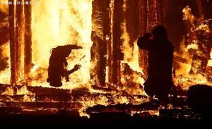当地时间2017年9月2日，在美国内华达州沙漠地带举行的“火人节”期间，一名美国男子突破两层安保人员组成的人墙，冲入熊熊燃烧的巨型木像中，让自己化为“火人”，后送医院救治无效死亡。