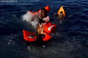 当地时间2017年4月14日，利比亚扎维耶，非政府组织从海中救起移民。
