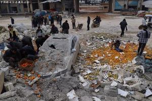 当地时间2017年1月14日，叙利亚伊德利卜，反对派武装控制区遭空袭后，民众在废墟中捡拾橙子。
